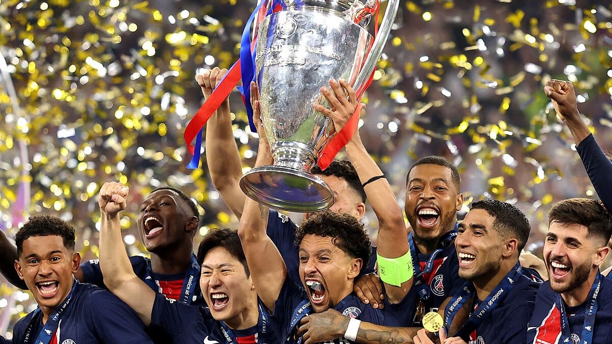 Nasser Al-Khelaifi con semblante serio durante un partido del Paris Saint-Germain